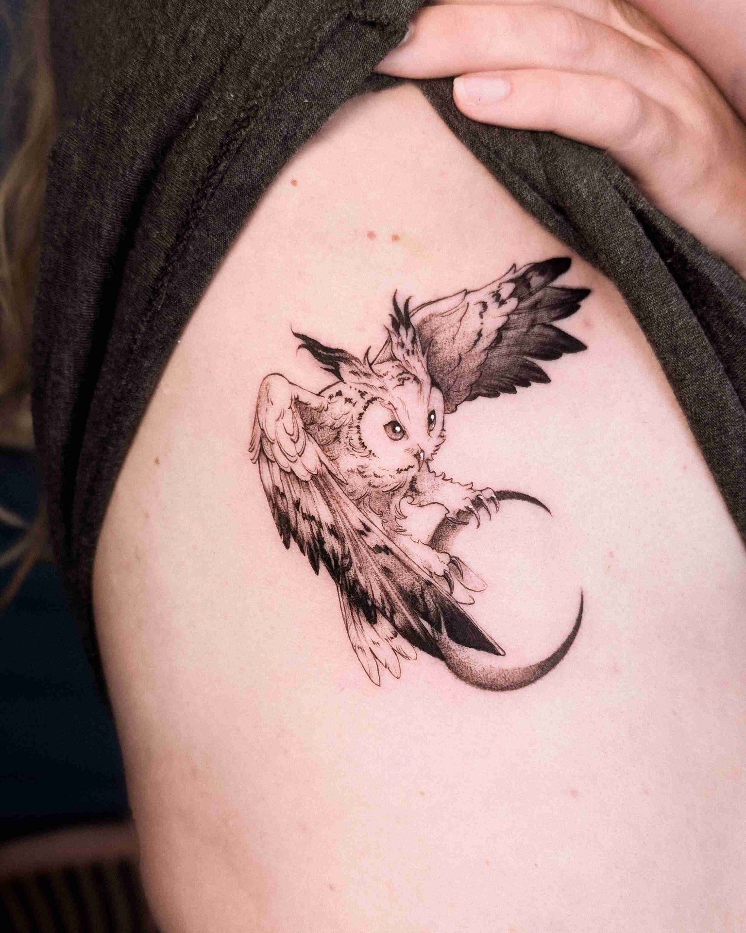 Tatouage fille au fusil blackwork gros plan visage